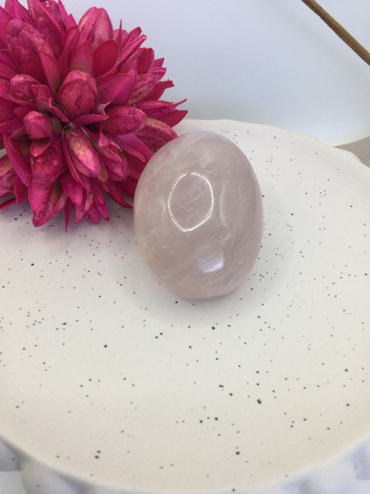 Rose quartz palmstone (WE4)