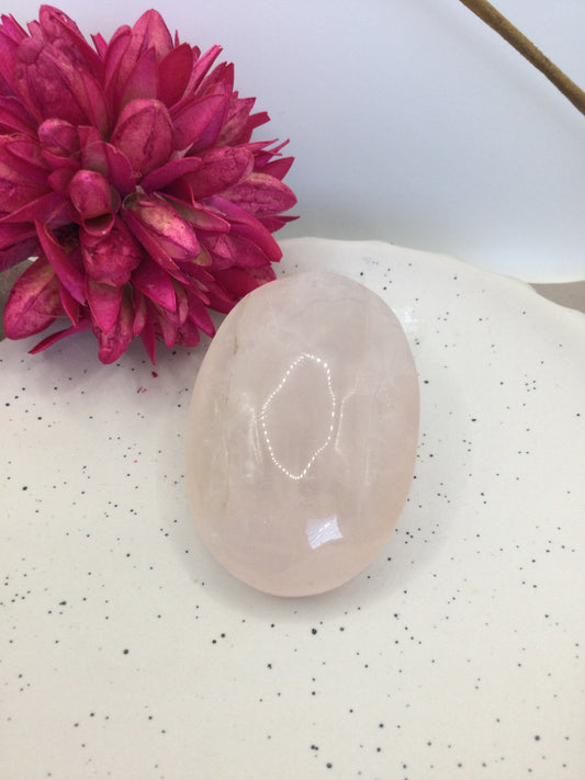 Rose quartz palmstone (WE1)