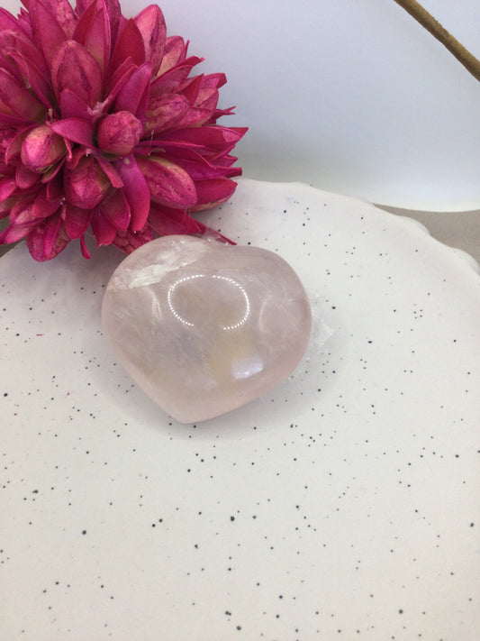 Rose quartz heart shaped palmstone (RQ1)